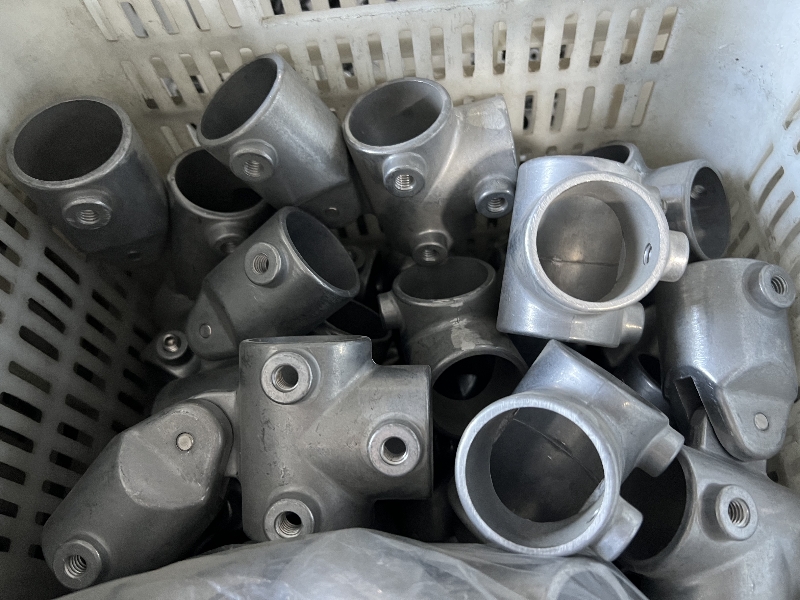 Подвижное соединение, соединяющее профиль